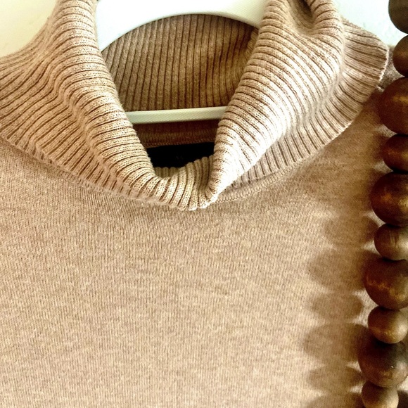 Nice soft sweater!  Worn once! - Picture 4 of 6